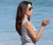 Eva Longoria se détend sur une plage à Malibu en compagnie de Courtney Laine Mazza, fiancée de Mario Lopez. Le 15 juillet 2012.