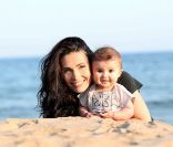 Adeline Blondieau à la plage avec l'adorable Wilona, née en août 2011.