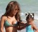 Christina Milian et sa fille Violet sur une plage à Miami, le 20 juillet 2012.