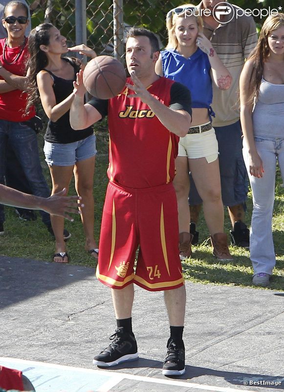 Ben Affleck joue les basketteurs sur le tournage du film Runner, Runner à Porto Rico, le 23 juillet 2012