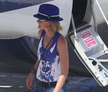 Laeticia Hallyday, Mamie Rock, Jade et Joy, arrivent sur l'île de Saint-Barthélémy, le vendredi 27 juillet 2012.