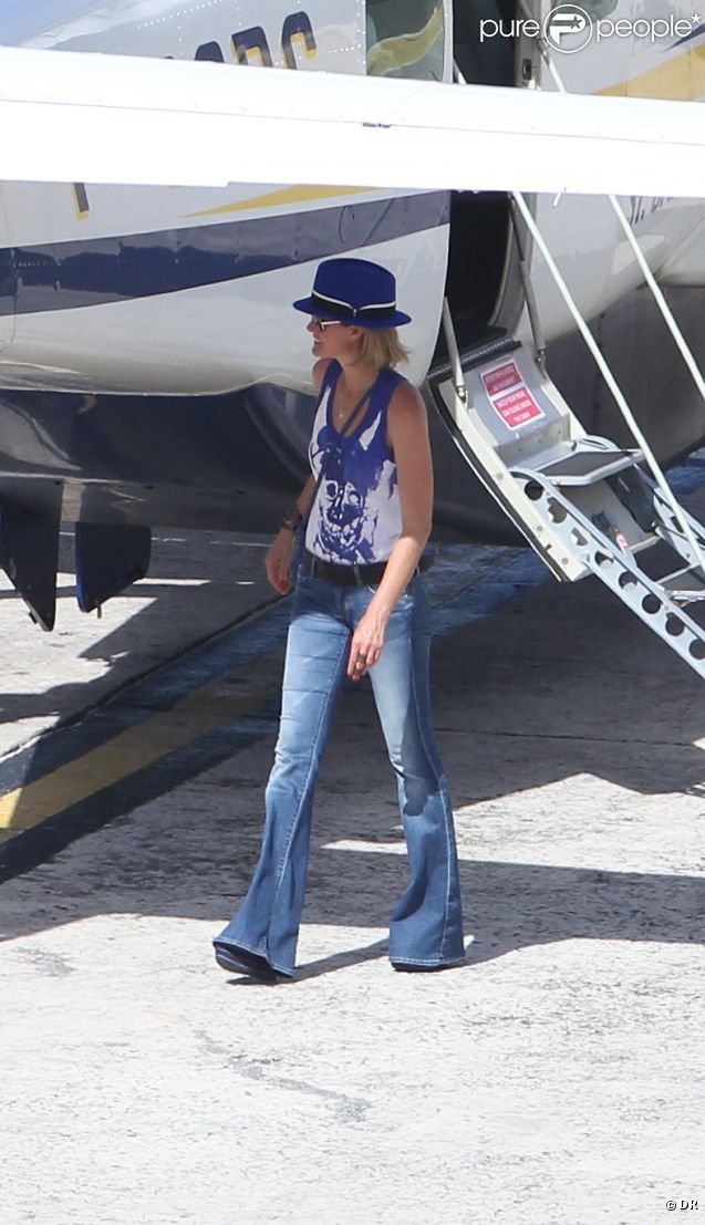Laeticia Hallyday, Mamie Rock, Jade et Joy, arrivent sur l'île de Saint-Barthélémy, le vendredi 27 juillet 2012.