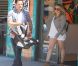 Hilary Duff se rend dans un magasin de déco d'intérieur avec son époux Mike Comrie, le samedi 28 juillet 2012. Leur fils Luca, niché dans son landau, apparaît sage et calme.