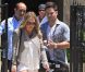 Hilary Duff se rend dans un magasin de déco d'intérieur avec son époux Mike Comrie, le samedi 28 juillet 2012. Leur fils Luca, niché dans son landau, apparaît sage et calme.