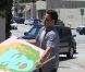 Hilary Duff se rend dans un magasin de déco d'intérieur avec son époux Mike Comrie, le samedi 28 juillet 2012. Leur fils Luca, niché dans son landau, apparaît sage et calme.