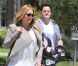 Hilary Duff se rend dans un magasin de déco d'intérieur avec son époux Mike Comrie, le samedi 28 juillet 2012. Leur fils Luca, niché dans son landau, apparaît sage et calme.