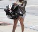Hilary Duff se rend dans un magasin de déco d'intérieur avec son époux Mike Comrie, le samedi 28 juillet 2012. Leur fils Luca, niché dans son landau, apparaît sage et calme.