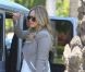 Hilary Duff se rend dans un magasin de déco d'intérieur avec son époux Mike Comrie, le samedi 28 juillet 2012. Leur fils Luca, niché dans son landau, apparaît sage et calme.