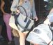 Hilary Duff se rend dans un magasin de déco d'intérieur avec son époux Mike Comrie, le samedi 28 juillet 2012. Leur fils Luca, niché dans son landau, apparaît sage et calme.