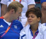 Alain Bernard et Coralie Balmy, émue aux larmes, ont assisté au triomphe du relais 4x100m nage libre lors des Jeux olympiques de Londres le 29 juillet 2012