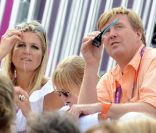 Maxima et Willem-Alexander des Pays-Bas avec leur fille Alexia dans les gradins de Greenwich Park le 3 août 2012, lors du Grand Prix de la compétition de dressage des Jeux olympiques de Londres.