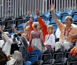 Maxima et Willem-Alexander des Pays-Bas avec leurs filles dans les gradins de Greenwich Park le 3 août 2012, lors du Grand Prix de la compétition de dressage des Jeux olympiques de Londres. Devant eux, la princesse Benedikte et l'ancienne reine Anne-Marie de Grèce.