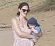  EXCLU - Jennifer Garner s'occupe de son petit Samuel alors qu'elle profite de vacances en famille avec son mari Ben Affleck et leurs enfants Violet, Seraphina et le petit dernier sur une plage de Puerto Rico le 15 juillet 2012 