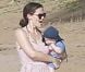  EXCLU - Jennifer Garner s'occupe de son petit Samuel alors qu'elle profite de vacances en famille avec son mari Ben Affleck et leurs enfants Violet, Seraphina et le petit dernier sur une plage de Puerto Rico le 15 juillet 2012 