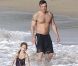  EXCLU - Ben Affleck s'éclate dans les vagues avec sa fille Violet sur une plage de Puerto Rico le 15 juillet 2012 