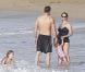  EXCLU - Jennifer Garner et Ben Affleck jouent avec leur petite Seraphina aux côtés de Violet sur une plage de Puerto Rico le 15 juillet 2012 