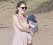  EXCLU - Jennifer Garner s'occupe de son petit Samuel alors qu'elle profite de vacances en famille avec son mari Ben Affleck et leurs enfants Violet, Seraphina et le petit dernier sur une plage de Puerto Rico le 15 juillet 2012 