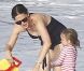  EXCLU - Jennifer Garner s'occupe de sa petite Seraphina sur une plage de Puerto Rico le 15 juillet 2012 