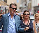  Pierce Brosnan, souriant et épanoui, auprès de son épouse Keely Shaye Smith dans la rue Saint Honoré à Paris pour une séance shopping le 4 août 2012 