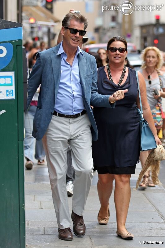 Pierce Brosnan, souriant et épanoui, auprès de son épouse Keely Shaye Smith dans la rue Saint Honoré à Paris pour une séance shopping le 4 août 2012