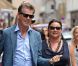  Pierce Brosnan, souriant et épanoui, auprès de son épouse Keely Shaye Smith dans la rue Saint Honoré à Paris pour une séance shopping le 4 août 2012 
