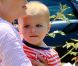  Selma Blair : son petit Arthur semble faire la tête alors qu'ils se rendent à un anniversaire à Santa Monica le 4 août 2012 