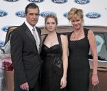 Stella Banderas avec ses parents Melanie Griffith et Antonio Banderas lors du gala caritatif Starlite à Marbella en Espagne le 5 août 2012