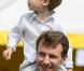 La princesse Marie et le prince Joachim de Danemark avec leur fils le prince Henrik, 3 ans, lors du Grand Prix historique de Copenhague le 5 août 2012.