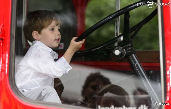 Princesse Marie : Des baisers pour Joachim, et des bolides pour Henrik, 3 ans