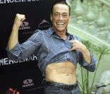 Jean-Claude Van Damme, en forme à 51 ans, à l'avant-première d' Expendables 2  à Madrid, le 8 août 2012.