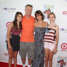 Lisa Rinna et son époux, entourés de leurs enfants à l'occasion du gala My Brother Charlie Family Fun, le dimanche 12 août 2012 à Los Angeles.