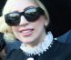 Lady Gaga souriante malgré sa frousse à la sortie de son hôtel de Bucarest, le 16 août 2012.