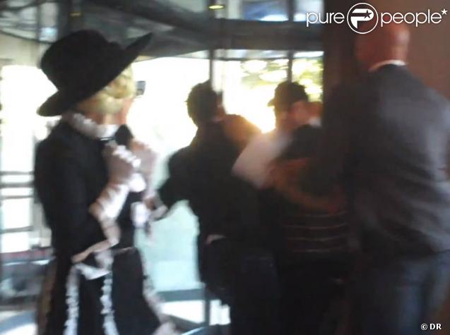 Lady Gaga prend peur à cause d'un fan, dans le hall de son hôtel de Bucarest, le 16 août 2012.