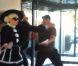 Un fan parvient à pénétrer dans l'hôtel de la star pour lui réclamer un autographe, la réponse du bodyguard de Gaga est immédiate. À Bucarest, le 16 août 2012.