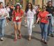 Eva Longoria, accompagnée de Mario Bravo (présidente de MandA Events), arrive en star au premier Dynamic Walk-A-Thon organisé à Marbella par la fondation du même nom. Le 18 août 2012.