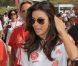 Eva Longoria, accompagnée de Mario Bravo (présidente de MandA Events), arrive en star au premier Dynamic Walk-A-Thon organisé à Marbella par la fondation du même nom. Le 18 août 2012.