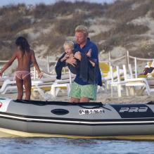 Boris Becker embarque avec son fils Amadeus dans ses bras sur l'île de Formentera le 17 août 2012