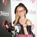 Avril Lavigne : Sa bague de fiançailles au doigt, elle file à Las Vegas