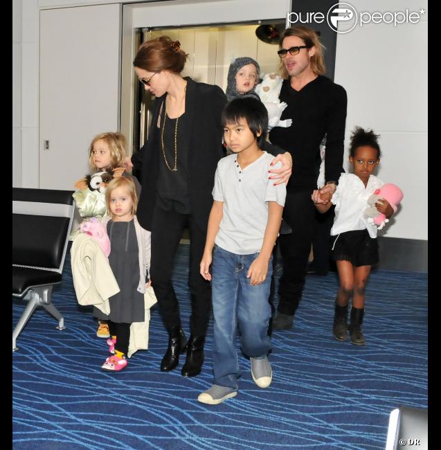 Angelina Jolie, Brad Pitt et leurs enfants en visite au Touquet en France le 25 août 2012. Ils se sont rendus dans un magasin de jouets