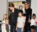 Angelina Jolie, Brad Pitt et leurs enfants en visite au Touquet en France le 25 août 2012. Ils se sont rendus dans un magasin de jouets