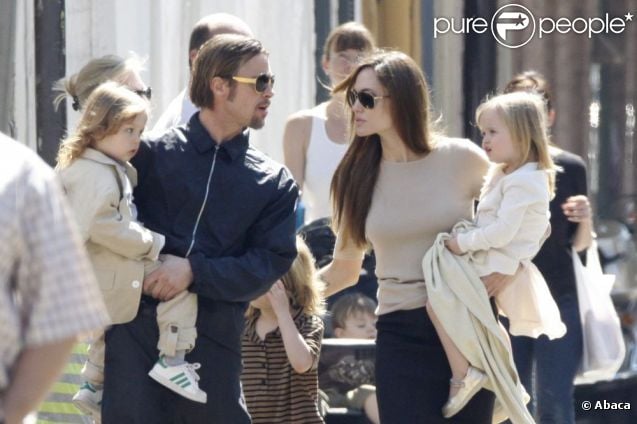 Angelina Jolie et Brad Pitt en balade avec leurs jumeaux dans les bras à la Nouvelle-Orléans le 20 mars 2012