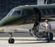  EXCLU : Harrison Ford s'occupe de tout avant de s'envoler en week-end en jet privé avec sa Calista Flockhart et leur fils Liam, à Los Angeles, le 31 août 2012 