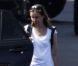  EXCLU : Calista Flockhart sur le tarmac avant son départ en week-end en jet privé avec son mari Harrison Ford et leur fils Liam, à Los Angeles, le 31 août 2012 