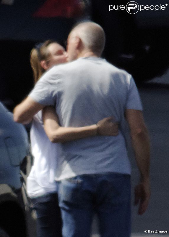 EXCLU : Harrison Ford et Calista Flockhart s'embrassent sur le tarmac de l'aéroport avant de s'envoler en week-end en jet privé avec leur fils Liam, à Los Angeles, le 31 août 2012