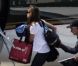  EXCLU : Calista Flockhart sur le tarmac avant son départ en week-end en jet privé avec son mari Harrison Ford et leur fils Liam, à Los Angeles, le 31 août 2012 