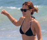Exclu - La sexy Olivia Wilde joue les naïades en bikini noir sur une plage de Wilmington en Caroline du Nord. Le 22 août 2012.