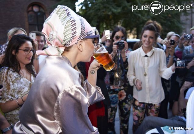 Exclu : Lady Gaga s'offre une petite bière en terrasse, c'est rapidement l'émeute, à Copenhague, le 3 septembre 2012.