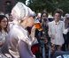 Exclu : Lady Gaga s'offre une petite bière en terrasse, c'est rapidement l'émeute, à Copenhague, le 3 septembre 2012.