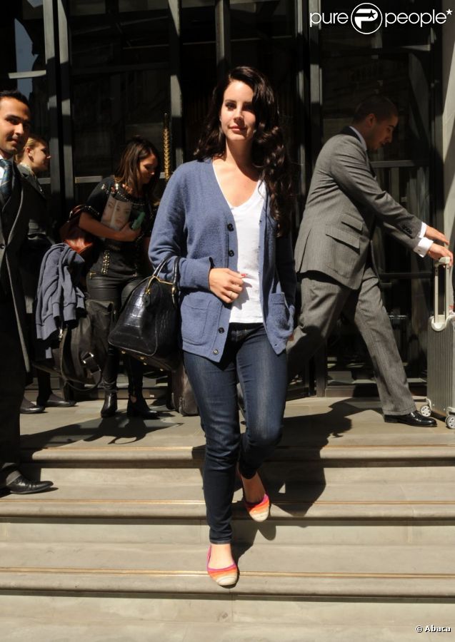 Lana Del Rey sort de son hôtel le 5 septembre 2012 à Londres