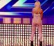 Lorna Bliss, dans une tenue peu élégante, sur le plateau de la version britannique de  X Factor .